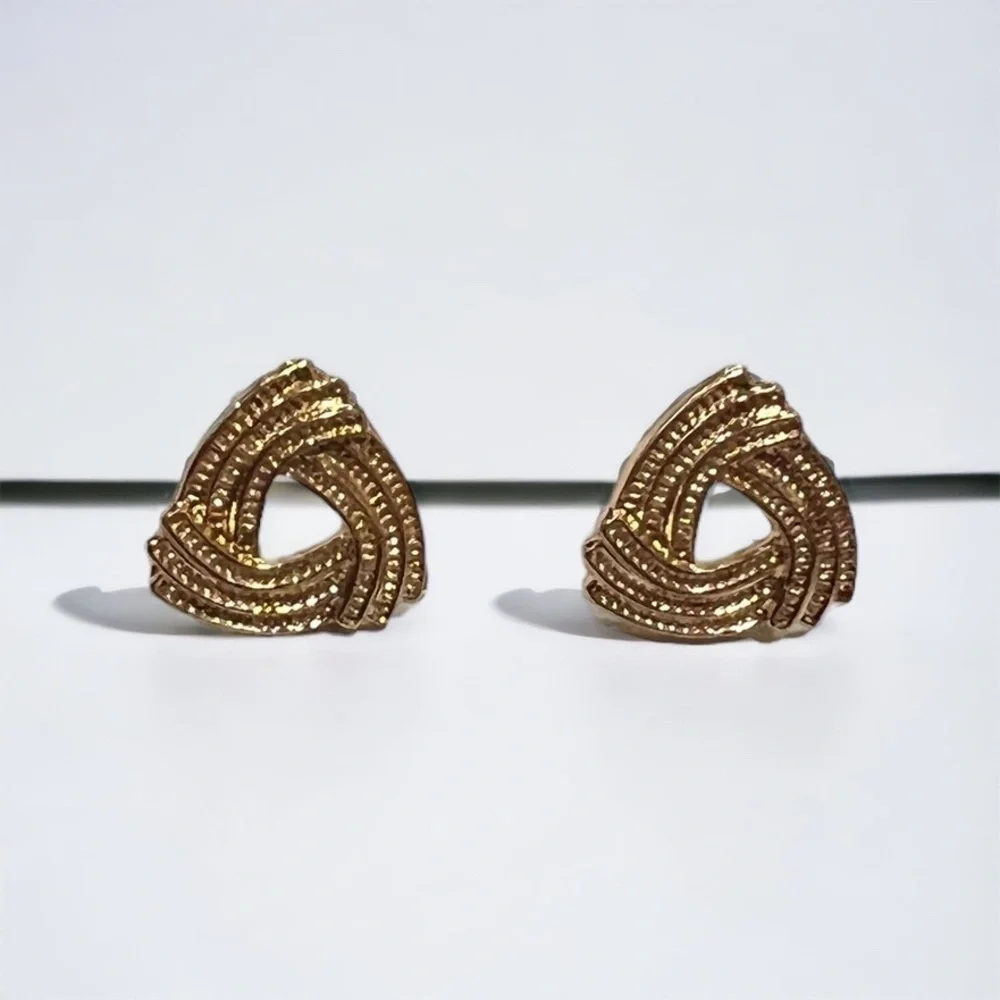 18kG PVD Triangular Knot Stud Earrings
